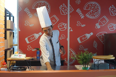 TeraPizza sedang disiapkan oleh chef TeraPizza sedang disiapkan oleh chef
