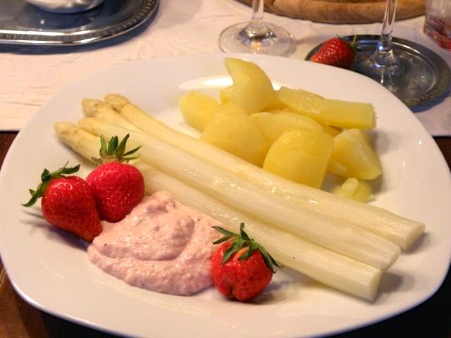 Weißer Spargel mit pikanter Erdbeersauce - Sugarprincess