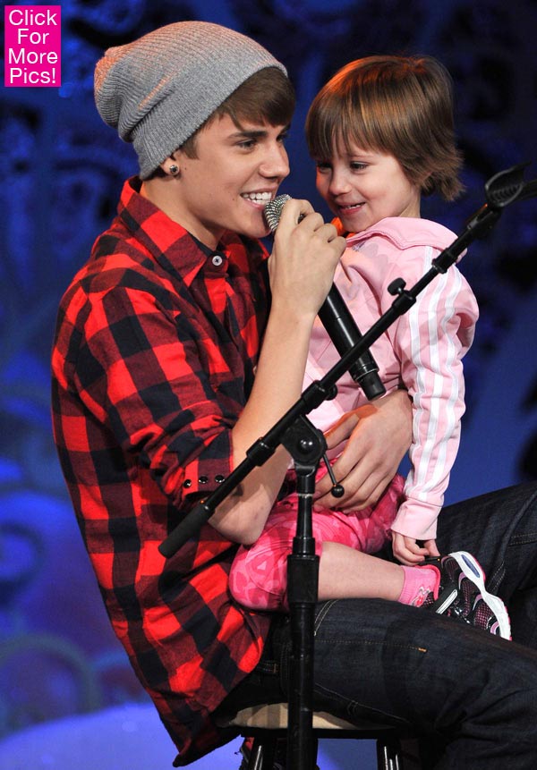 Justin Bieber Sings Onstage With His Sister Jazmyn &mdash; Video