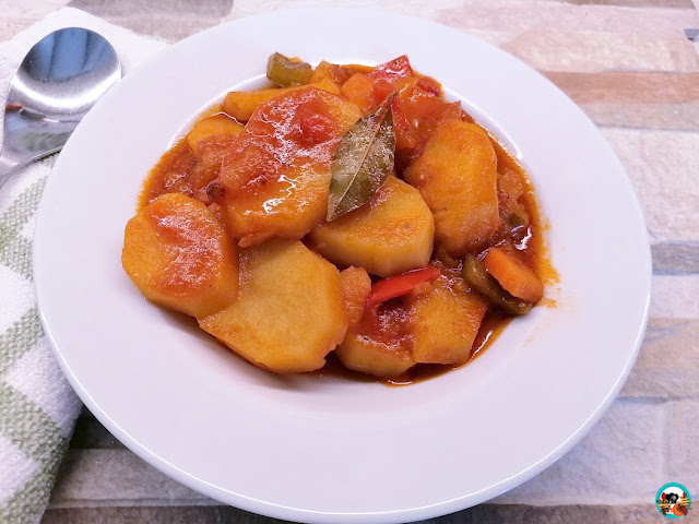 Papas con tomate y verduras