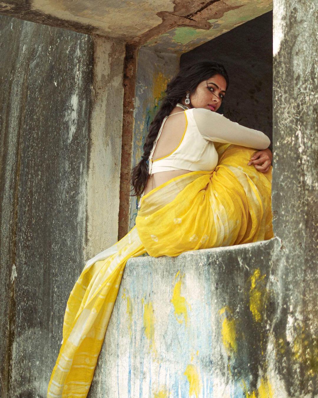 Actress Divi Vadthya Latest Hot Photos in Yellow Saree - Hot Actresses