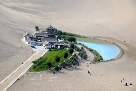Yueyaquan: Keindahan Danau di Tengah Gurun Negeri Tiongkok 🇨🇳