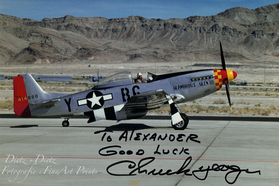 Chuck Yeager mit seiner P-51D "Glamorous Glen III" 414888 B6-Y im April 1997 - Nellis AFB WWII Veteran und Testpilot Charles Chuck E. Yeager.