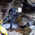 Bombeiros buscam jovens desaparecidos em cachoeira em Minas