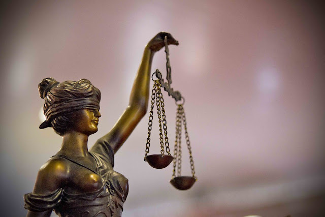 Juíza declara impedimento para julgar ação e revoga redução de mensalidades de faculdades