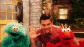 Muevete is a song performed by Juanes, featuring appearances by Rosita and Elmo. Sesame Street The Best of Elmo 3