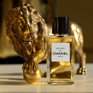 LE LION de Chanel. Un león de porte solar y aristócrata que se mueve con gracilidad por la coleccion exclusiva de Chanel.