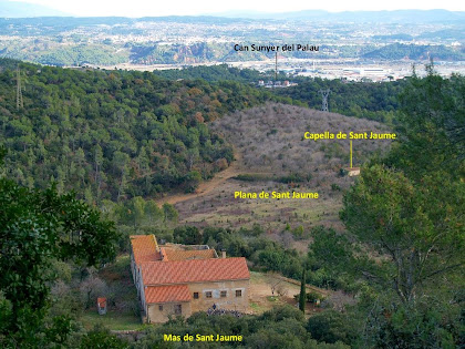 Vista des de la pujada al Castell de Sant Jaume del mas, la plana i la capella homònims