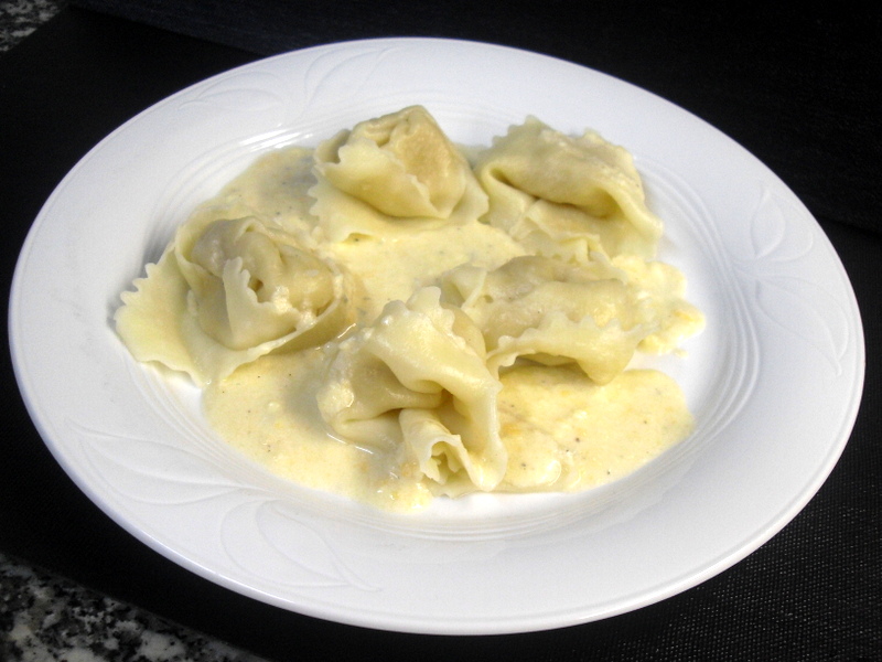 Tortellini relleno de pera con salsa 4 quesos.