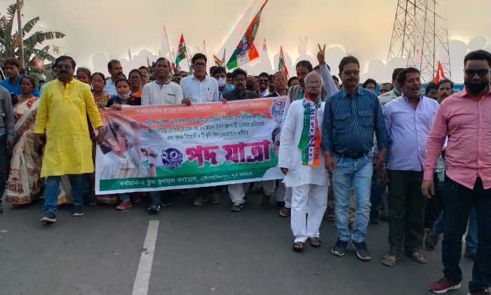 হাটগোবিন্দপুরে গঙ্গা জল ছিটিয়ে বিজেপির পাল্টা তৃণমূলের প্রত্যাবর্তন মিছিল