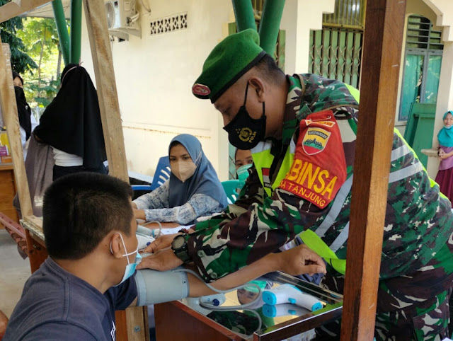 Babinsa Yudi Teguh Membantu Tim Nakes Puskesmas Tanjung Melakukan Vaksinasi kepada Mayarakat Babinsa Yudi Teguh Membantu Tim Nakes Puskesmas Tanjung Melakukan Vaksinasi kepada Mayarakat