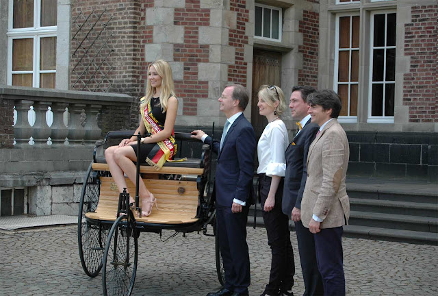Miss NRW Aline Müllenborn sitzend daneben steht Thomas Rachel MdB, Prinzessin Marie-Christine, Andreas Herrmann von Retro Messen und Albert-Henri Prinz von Merode Miss NRW Alina Müllenborn sitzt auf dem ältesten Fahrzeug, Thomas Rachel , das Prinzenpaar von Merode,