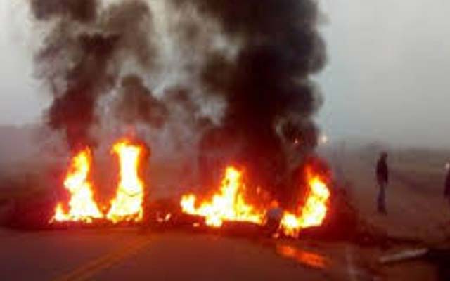 Motoristas fecham vias da BA-052 em protesto contra Agerba e lei do transporte 'pirata'