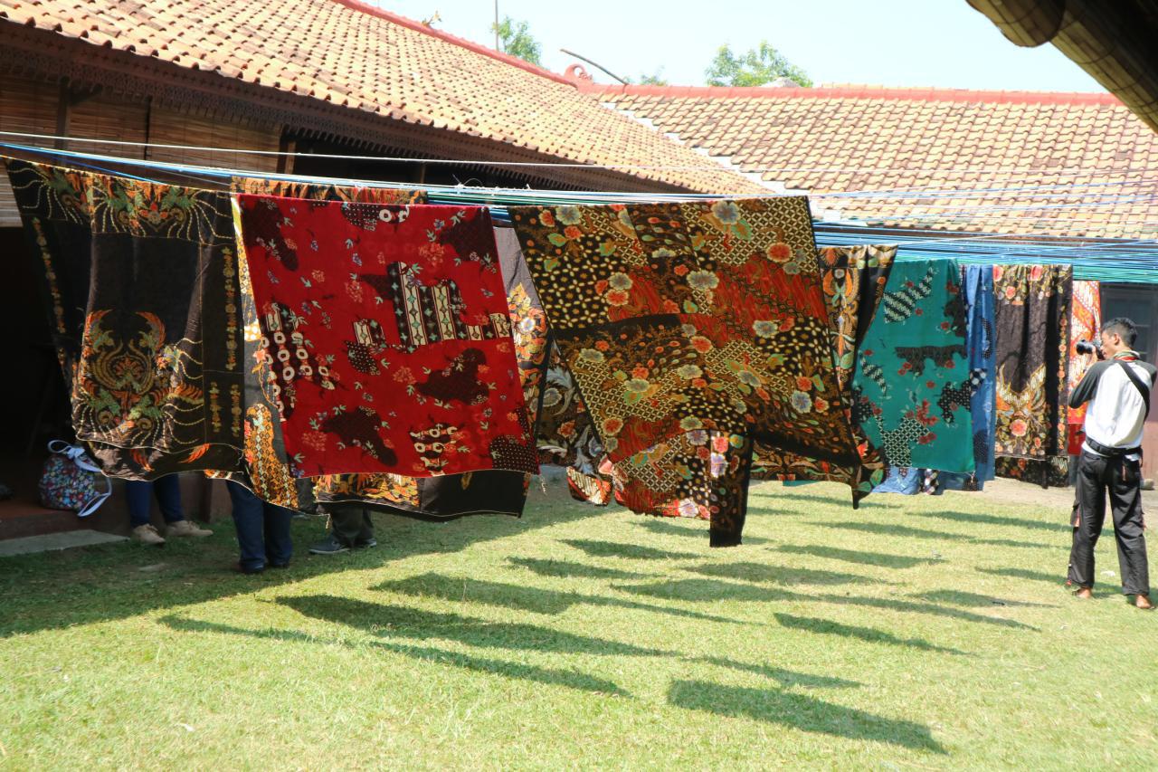 MENGINTIP PROSES PEMBUATAN BATIK DI PADEPOKAN PESISIR