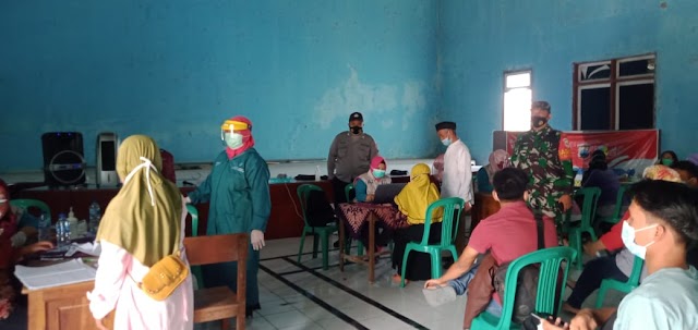 Babinsa Banyumeneng Dampingi Vaksinasi, Bentuk Keterlibatan TNI Dalam Penanganan Pandemi