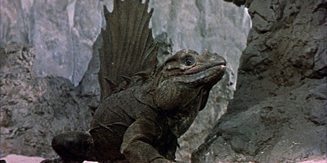 Типичный «слюрпазавр» из «Путешествия к центру Земли» 1959 года