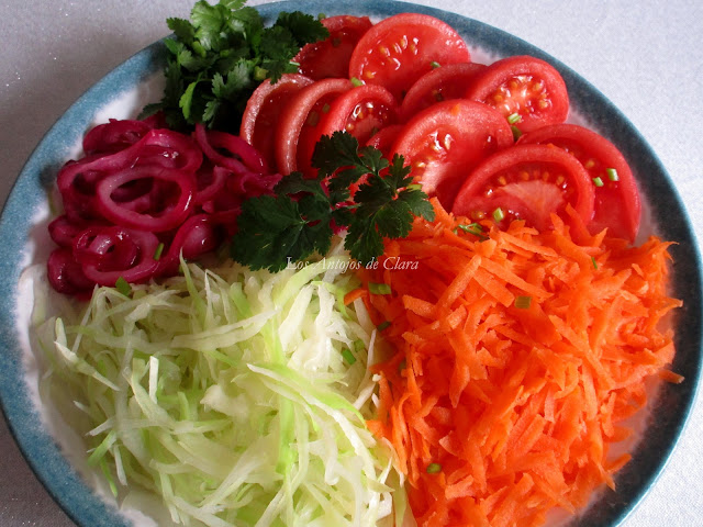 Ensalada de col con zanahoria, tomate y cebolla pochada