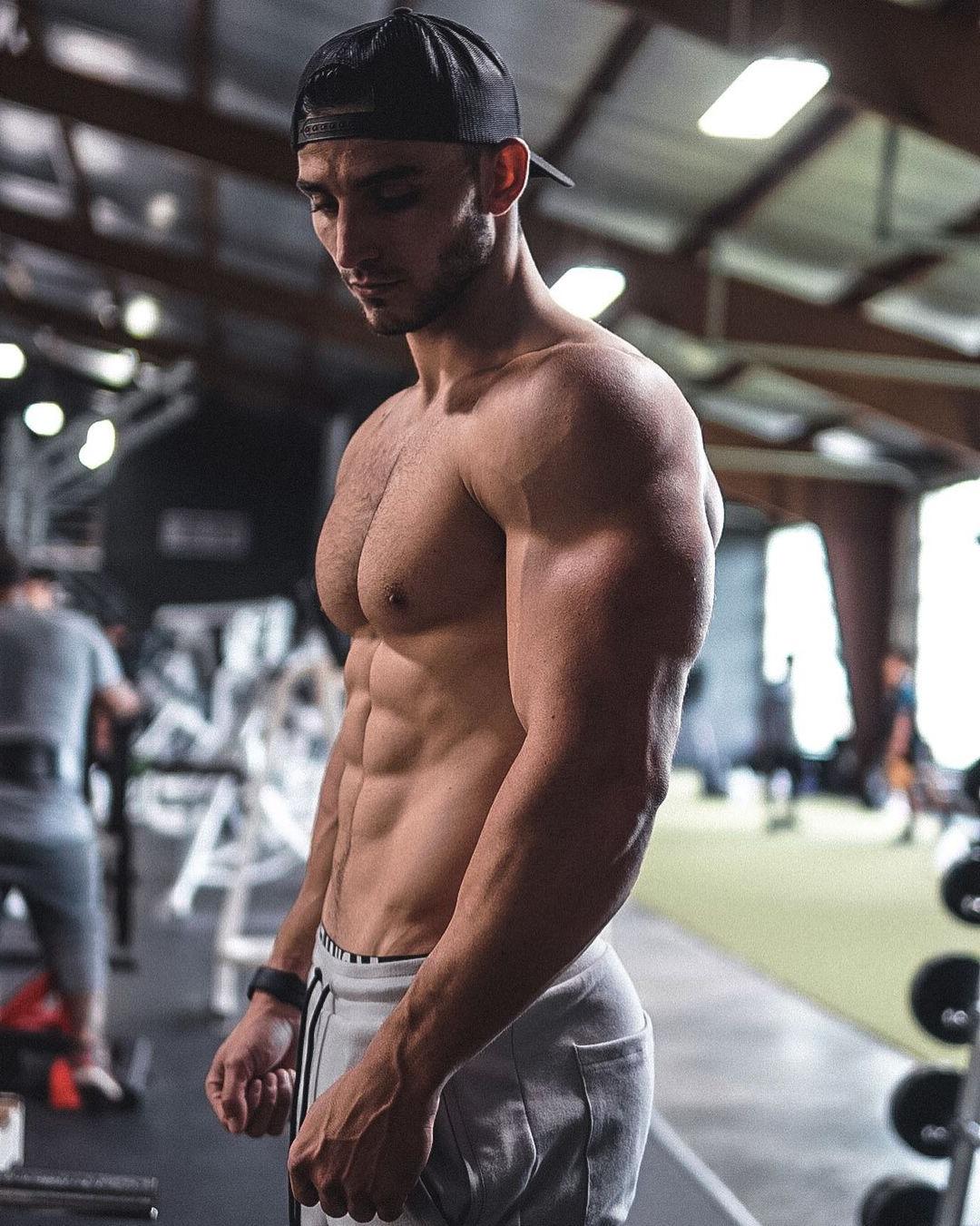 sexy-gym-pecs-guys-justin-howells-shirtless-abs