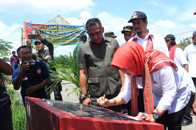 Bupati Klaten Tandatangani Prasasti Betonisasi Jalan Sidowayah