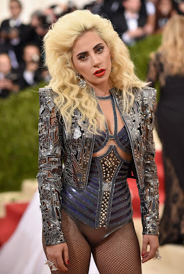 Lady Gaga en la alfombra roja de la MET Gala 2016