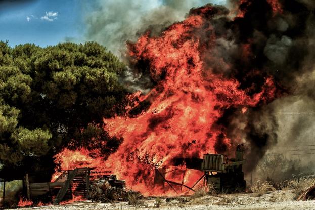 Εκτός ελέγχου η φωτιά στην Κορινθία: Εκκενώθηκαν τέσσερις οικισμοί