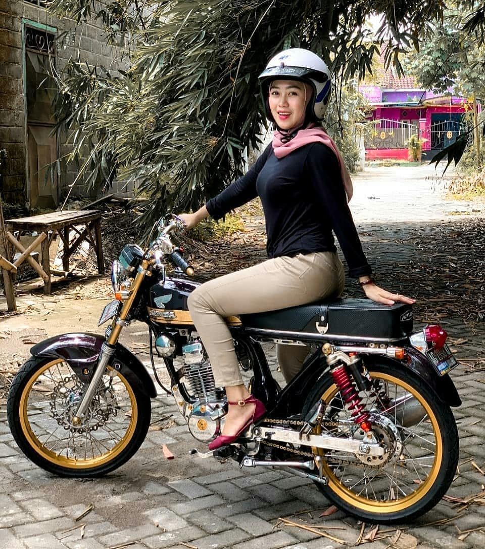 Cewek Cantik Model Motor Modif dan Klasik. Cantiknya Bikin Gagal Fokus Sob!