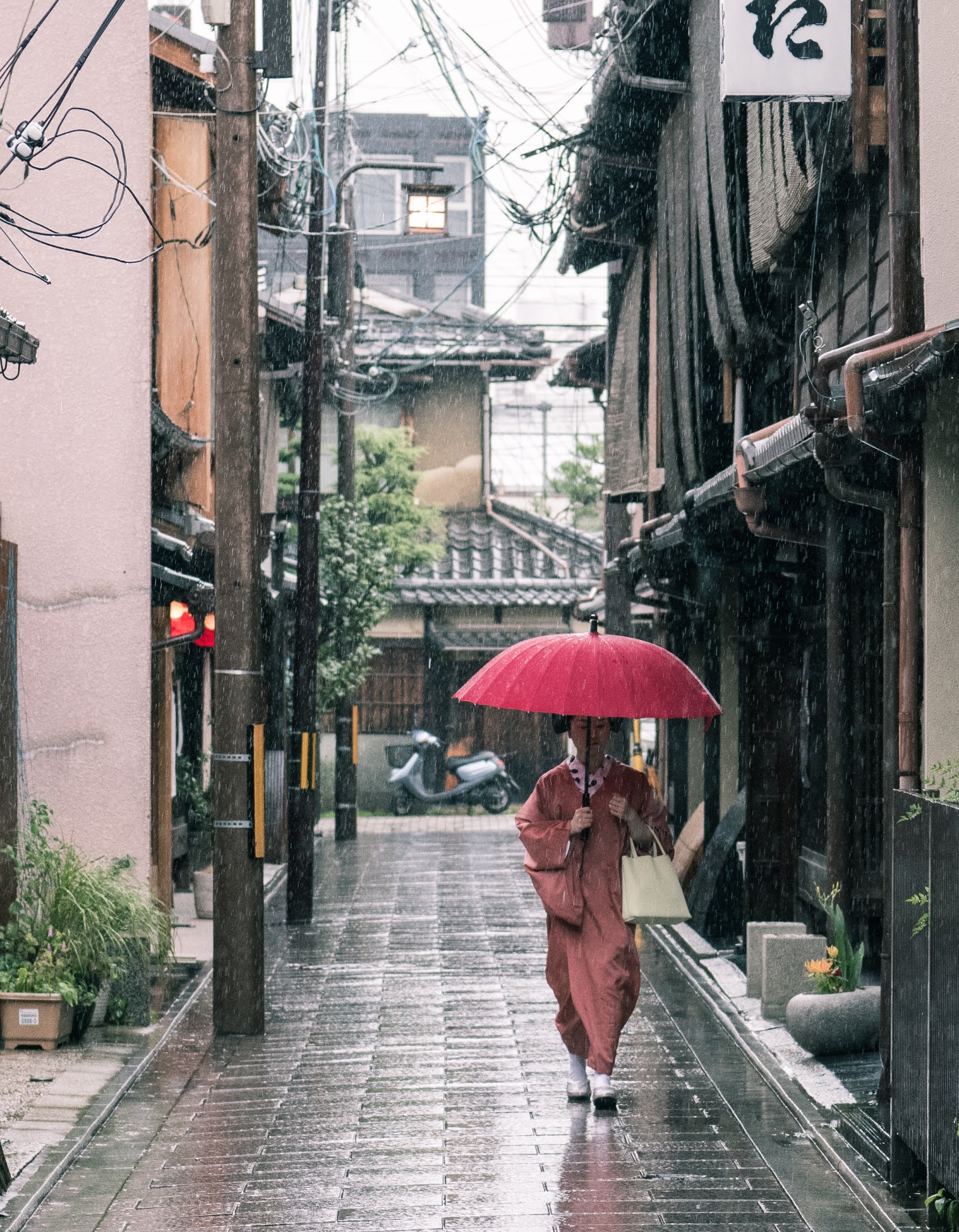 傘を差して歩く着物姿の女性