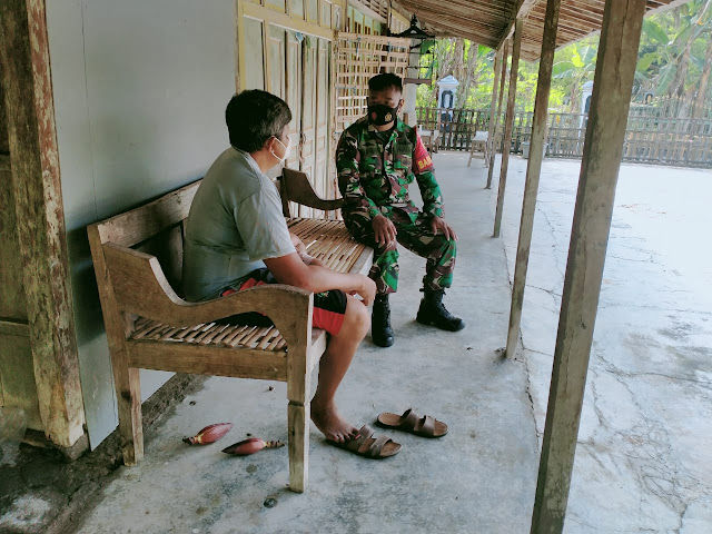 Dekatkan diri dengan masyarakat, Babinsa Ngembatpadas Datangi  Warga Desa Binaan