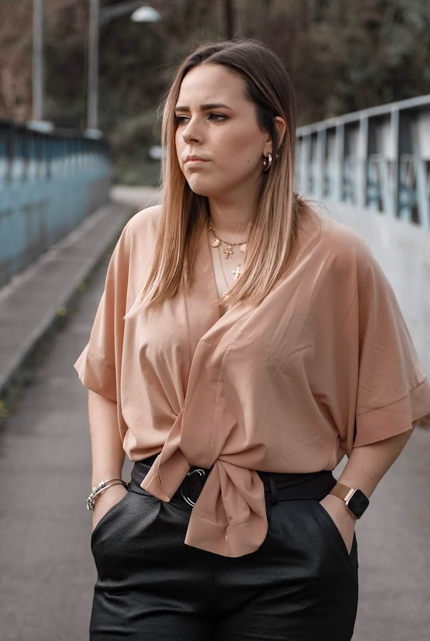 Outfit con pantalones de polipiel de FemmeLuxe