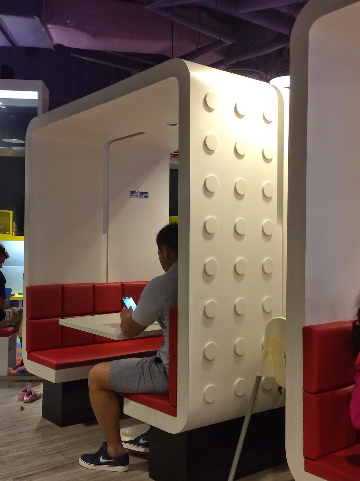 シンガポール・ぷるち〜のブログ: お出かけ情報：レゴで遊べるカフェBRICKS 'N' CUBES CAFE