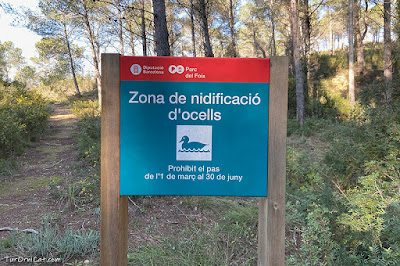 Cartell indicatiu de zona de nidificació d'aus