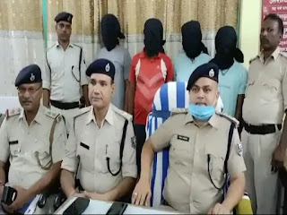 वोटरों को लुभाने के लिए शराब पिला रहे थे मुखिया, पुलिस ने किया गिरफ्तार, तीन अन्य को भी दबोचा वोटरों को लुभाने के लिए शराब पिला रहे थे मुखिया, पुलिस ने किया गिरफ्तार, तीन अन्य को भी दबोचा