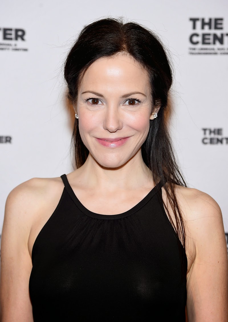 Pokies and Braless Girls: Mary-Louise Parker Braless Nipples