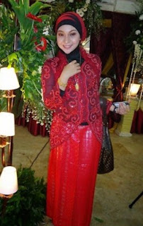 42 Contoh Warna Dan Model Kebaya  Wisuda Favorit Mahasiswi 
