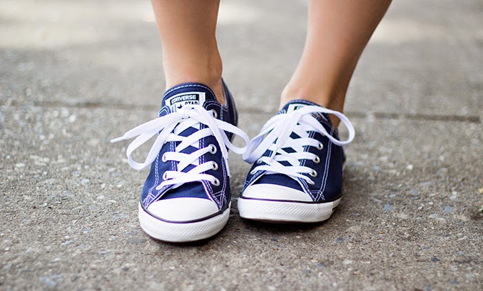Summer Dress and Converse Sneakers - Elle Blogs