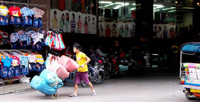 BOBAE TOWER MARKET. MERCADO DE ROPA AL POR MAYOR, BANGKOK. TAILANDIA