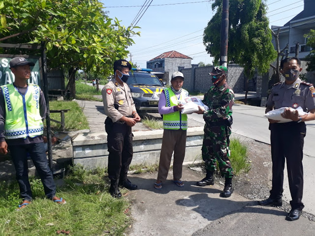 Peduli Covid 19  Koramil 22 Wonosari Bersama Polsek lakukan Giat Jumat Berkah   