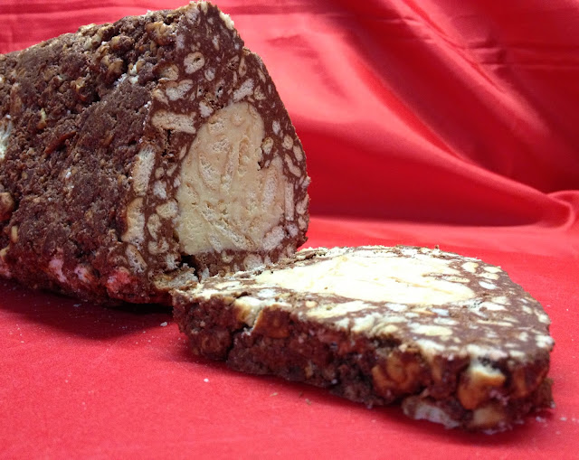 salame al cioccolato fondente  con cuore bianco