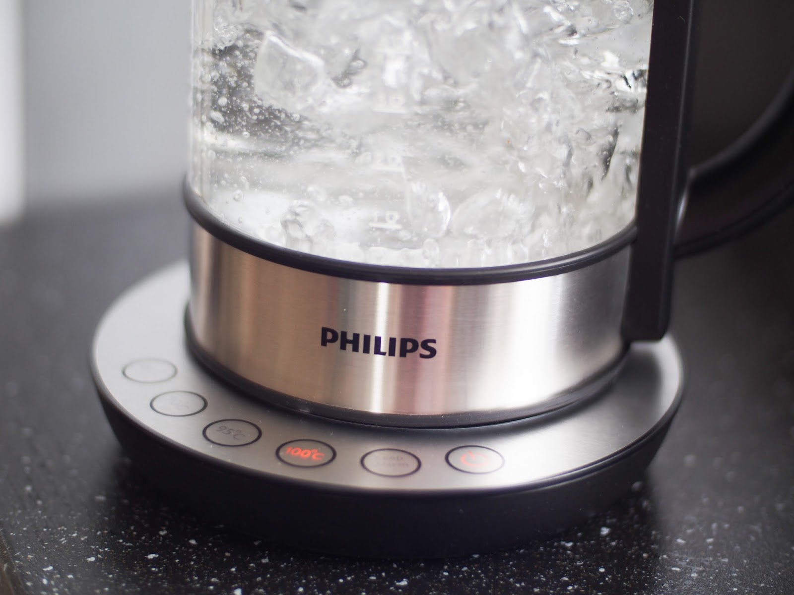 Фильтровать кипяченую воду. Philips hd9382/20. Чайник Philips hd9382. Кипячение воды. Кипятить воду несколько раз.