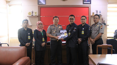 Kapolres Purworejo Terima Buku "Landraad" Jejak Pengawasan Pemilu 2019 Dari Bawaslu Kabupaten Purworejo