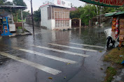 Badan Jalan di Kawasan Ir.H.Juanda Terjadi Genangan Air Saat Turun Hujan