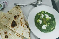 Serving palak paneer with tandoori naan for palak paneer recipe