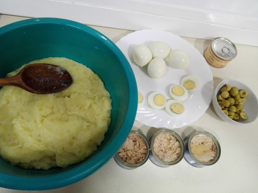 Pure de patata espeso, huevo cocido y aceitunas picados con atún desmigado