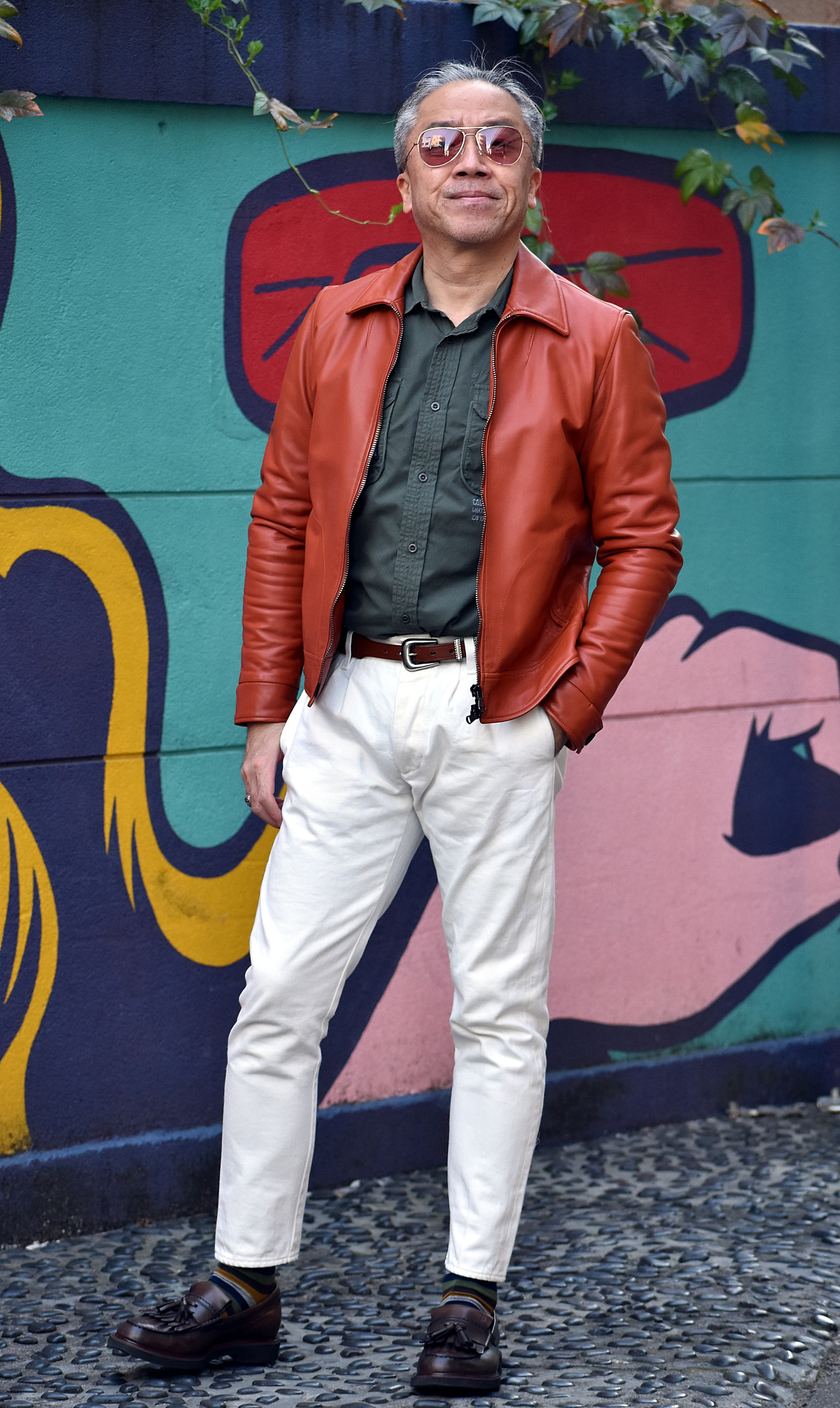 日本では見かけないレザー ジャケット＆白パンツのコーディネート