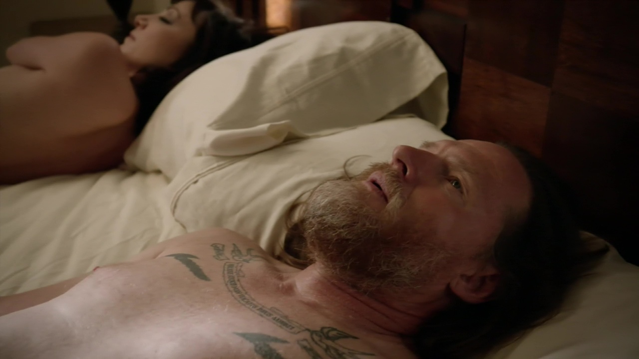 Donal Logue shirtless in Sons Of Anarchy 6-03 "Poenitentia" .