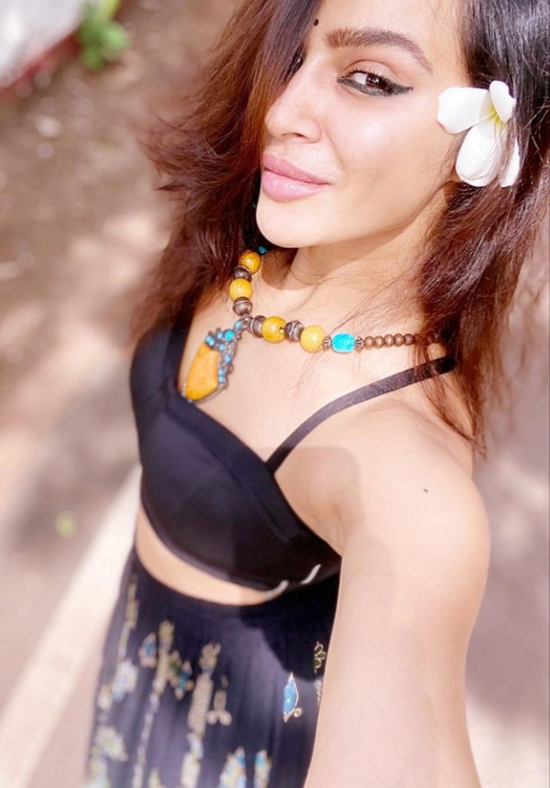 Indian Actress Aashka Goradia Photos