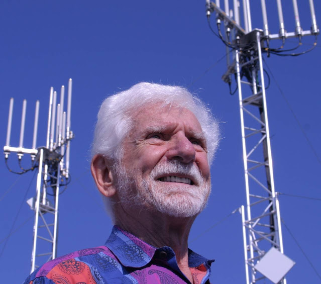 Фотография Мартина Купера, стоящего перед двумя антеннами, датированная октябрем 2007 г.
