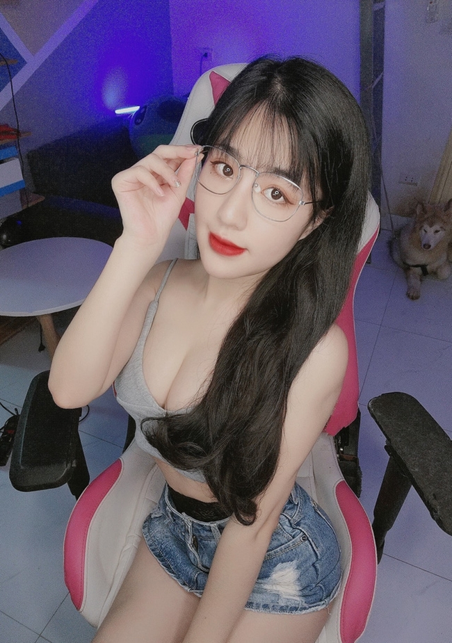 nữ streamer khoe vùng nhạy cảm trên livestream