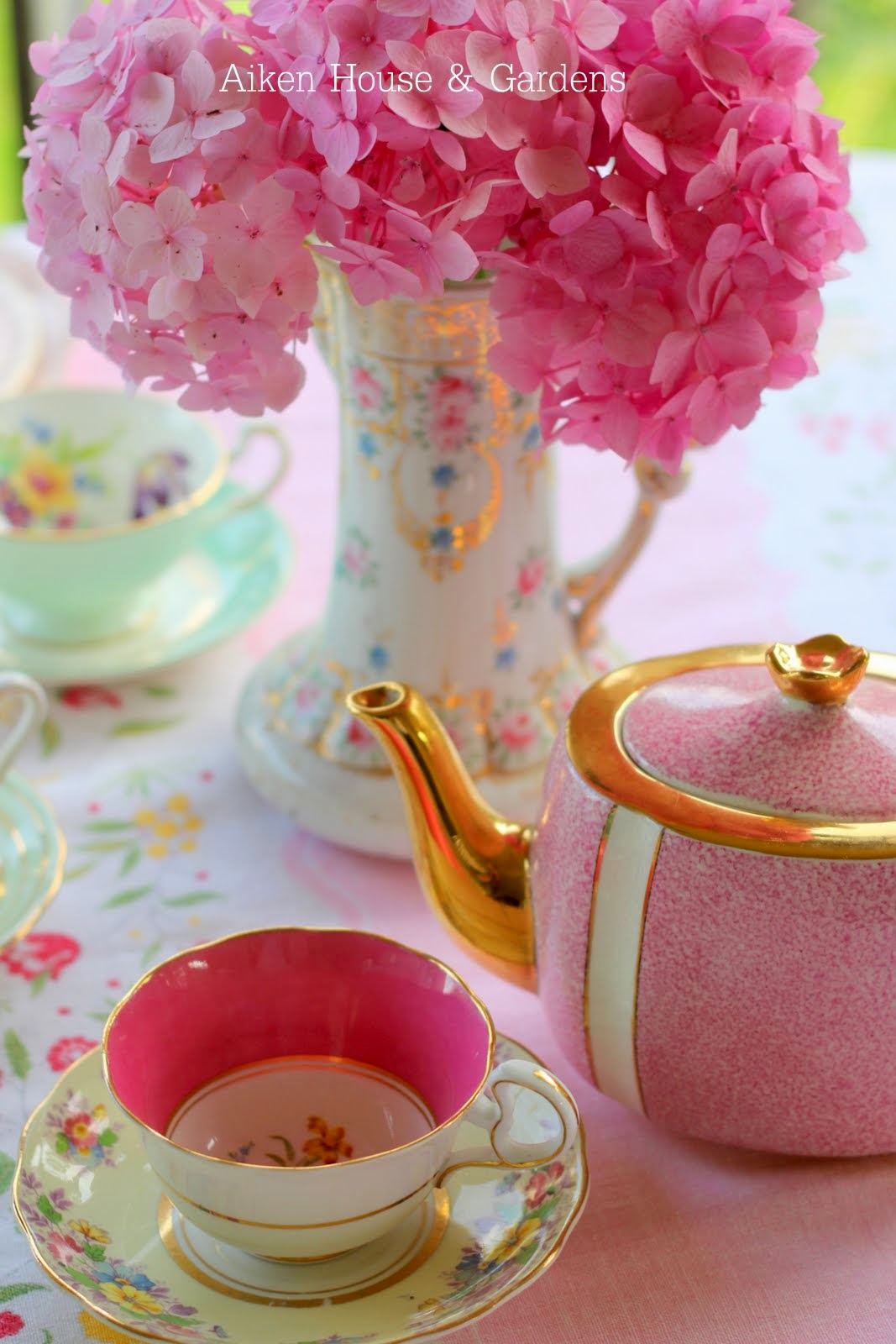 Картинка утро доброе розовое. Розовый чай. Красивые чашки. Утро в розовых тонах. Чаепитие в розовых тонах.