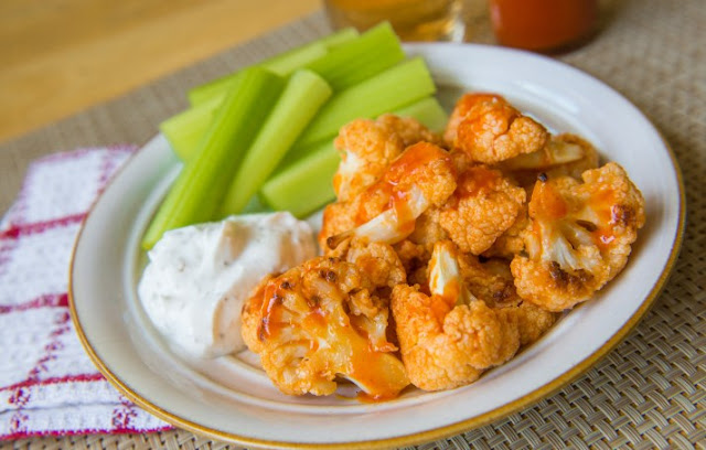 Baked Buffalo Cauliflower Bites #vegetarian #appetizers